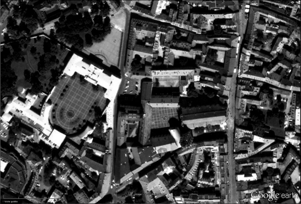 Fig. 1 : Vue satellite de l’Université de Vilnius insérée dans le tissu urbain. (Google). Le Nord est en haut.