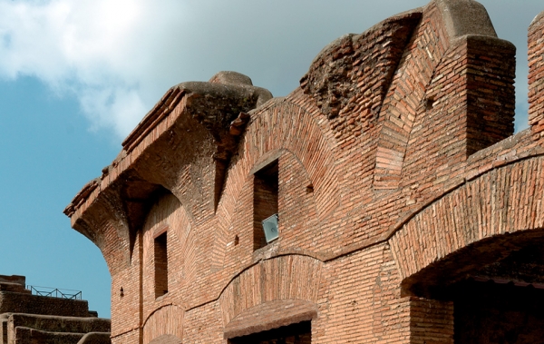 Fig. 83 : Encorbellement de briques à Ostie, port antique de Rome. L’appareillage des briques annonce celui de la Renaissance italienne. (Photo i038053 MH 2005).